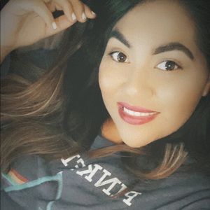 Meet your Posher, Kayla